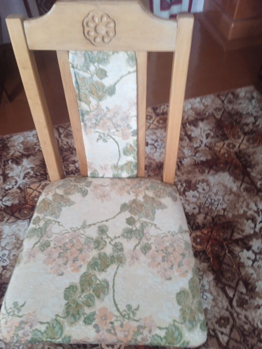 Продаються 6 крісел світлого кольору, з оббивкою.