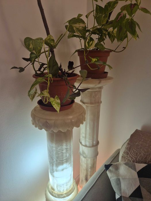 Pilar de marmore com luz internas