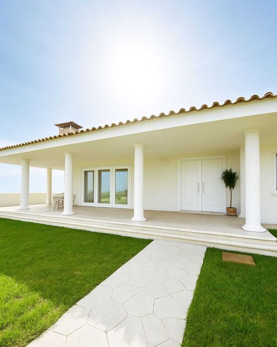 Moradia T3 de Luxo 800 m², Piscina Aquecida, Jardins, Garagem 4 Carros