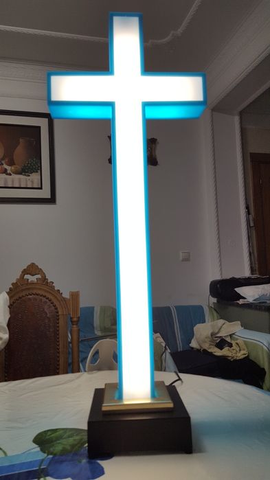 Candeeiro cruz iluminado