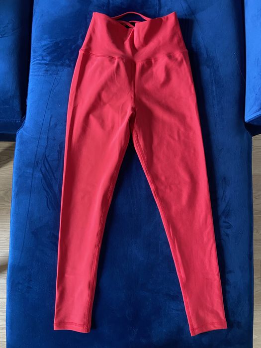 Czerwone legginsy taneczne.