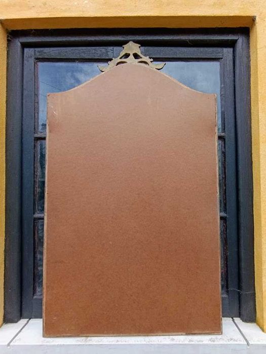 Espelho antigo com moldura dourada entalhada