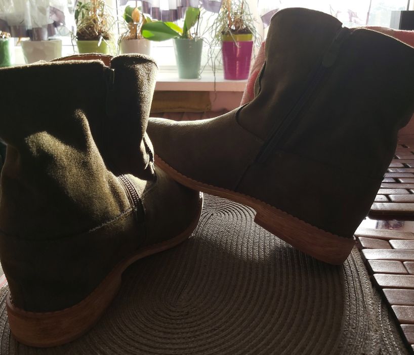 Botki zamszowe z ukryta koturną lekko ocieplane,