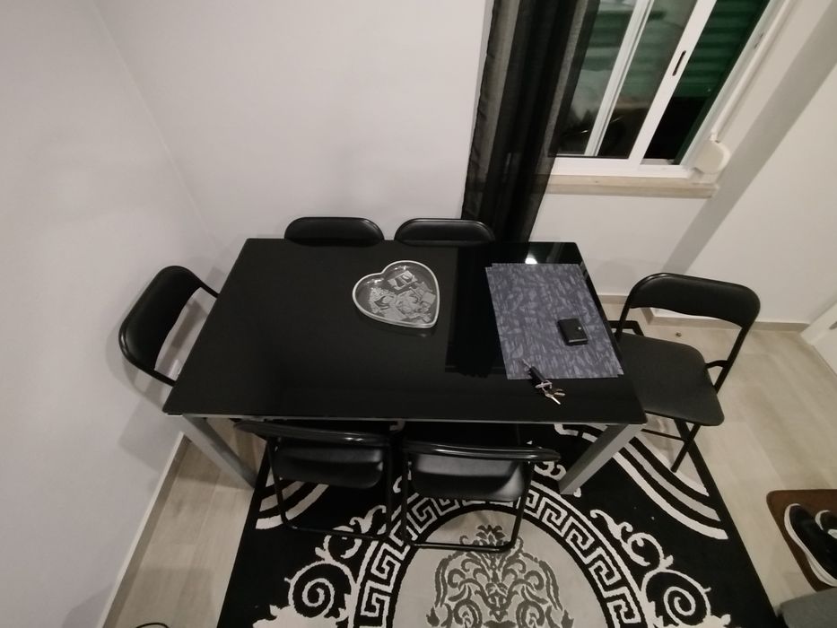 Mesa com 6 cadeiras