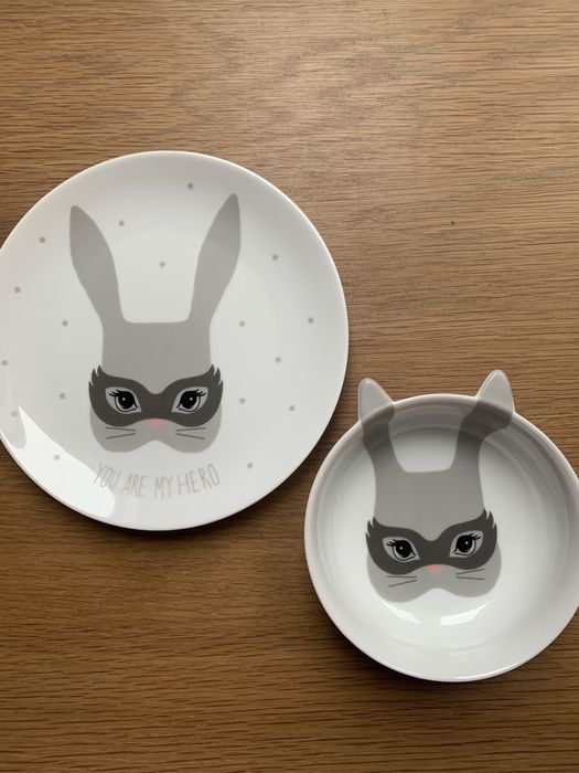 Nowy talerz i miska dla dziecka z króliczkiem
