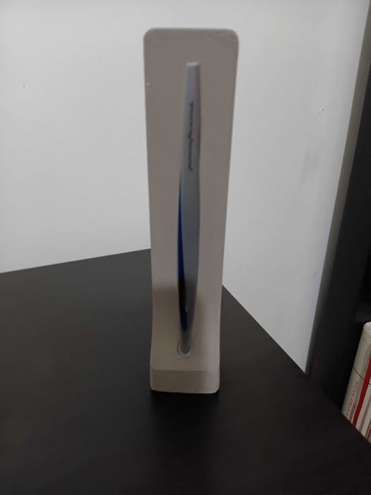Pininfarina Aero - Ethergraf Stylus With a Raw Concrete Desk Stand