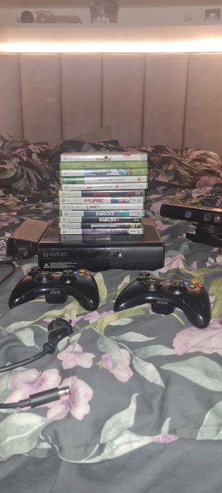 Witam sprzedam xbox 360 e z wieloma tytułami +kinekt i 2 pady