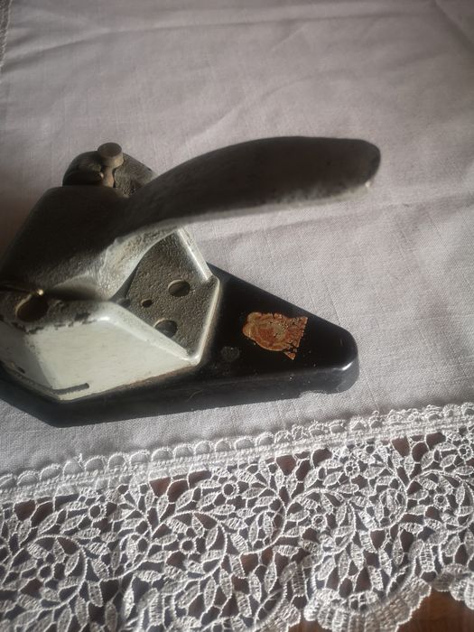 Dziurkacz stary żeliwny
