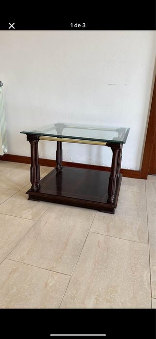 Mesa de centro em madeira com tampo em vidro