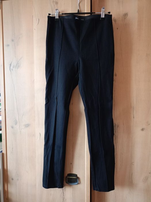 Czarne legginsy z przeszyciami
