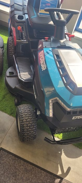 Трактор газонокосарка.