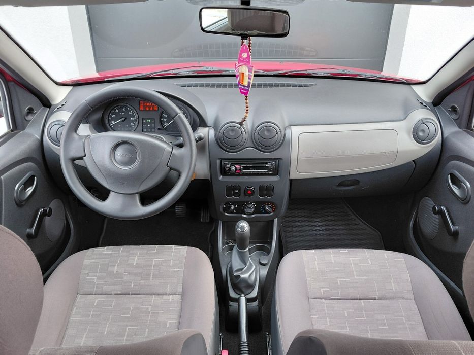 Продаєця Dacia Sandero 1.4 бензин 2009 рік