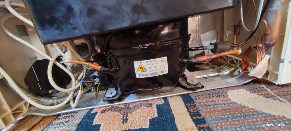 Lodówka Sharp działający agregat