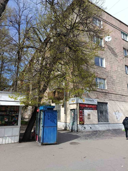 Червона лінія, нежитлова нерухомість для комерційної діяльності.