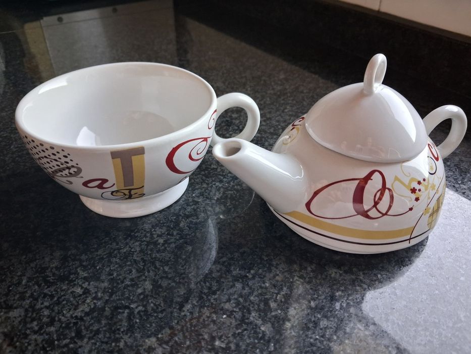 Conjunto chá (bule e chávena)