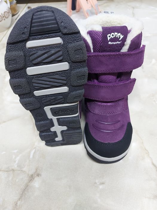 Зимове взуття на дівчинку.