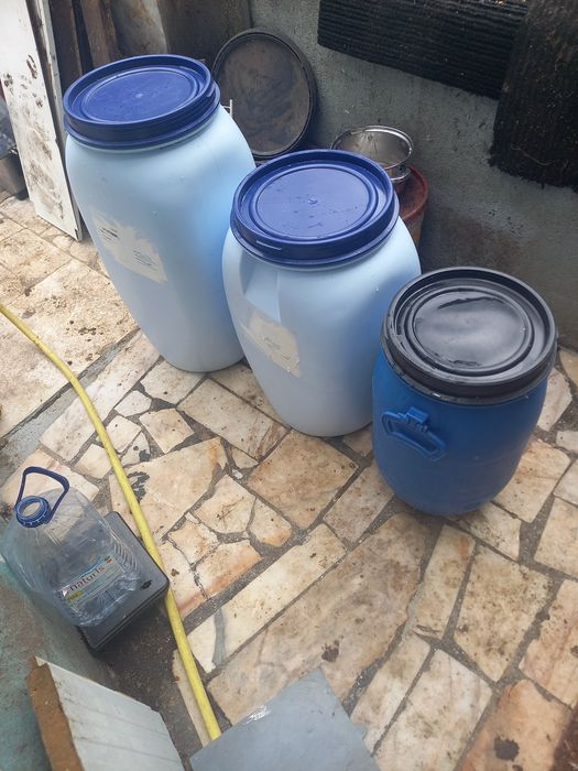 Bidons para armazenar água ou para outros fins
