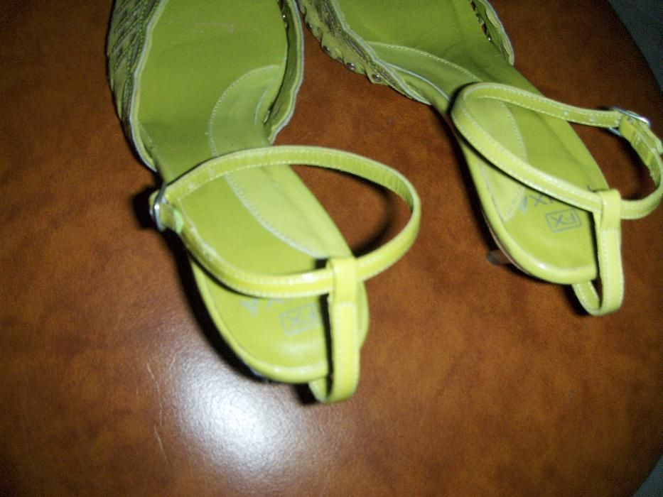 Sandálias calçadas 1x em péle portes incluidos