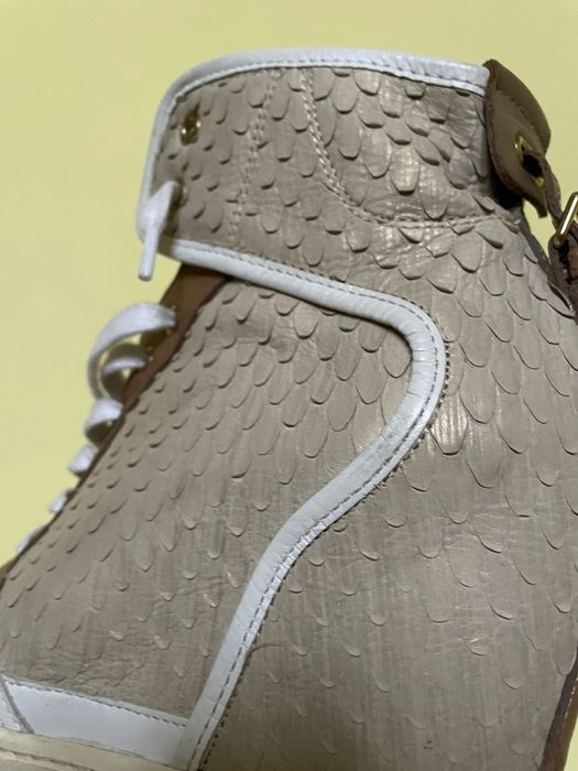 Продам  кожаные сникерсы Hogan