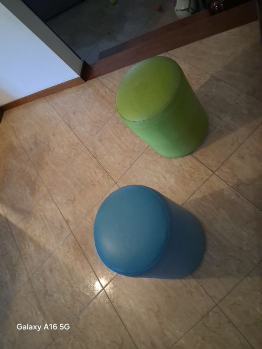 Pufes 1 verde outro azul