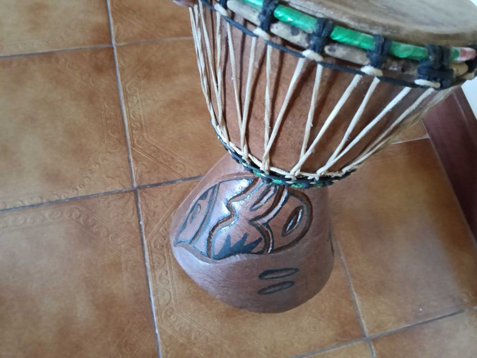 Djembe um tambor de percussão tradicional africano