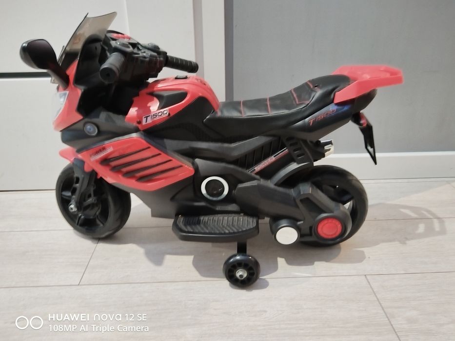 Czarno czerwony zabawkowy motor dla dzieci elektryczny