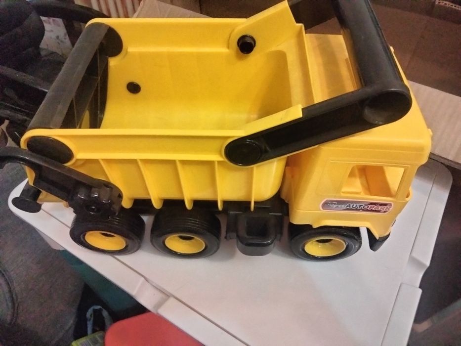 Самосвал игрушечный