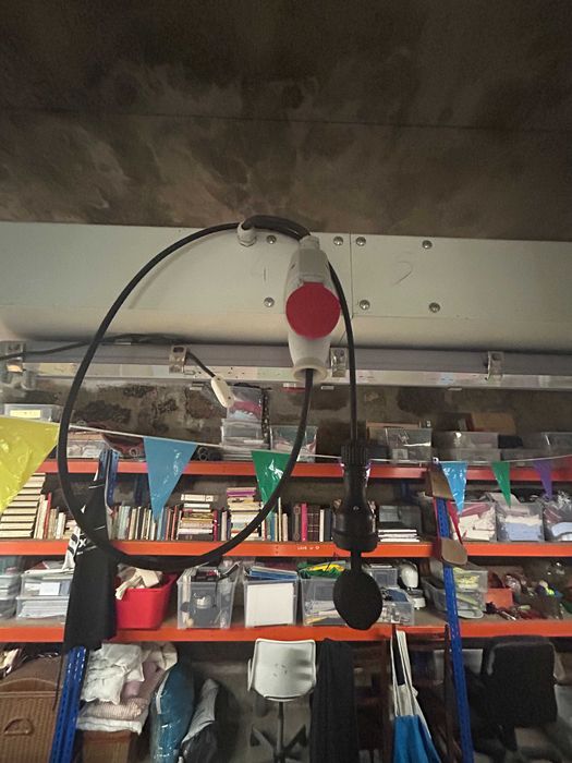 Sistema de Iluminação Industrial com 6 Luzes e 16 Tomadas Trifásicas