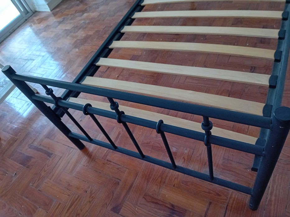 Cama individual de metal revestida a aço