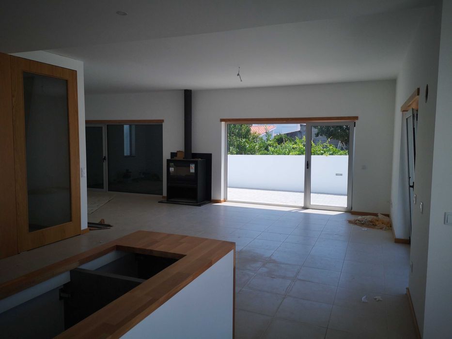 Moradia como nova T3, jardim, terraço, garagem situada em Santo Varão
