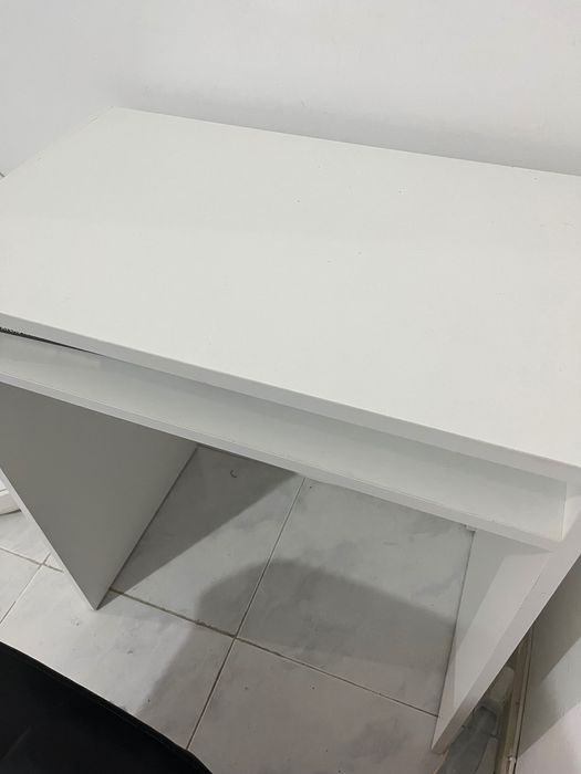 Mesa de estudos com cadeira