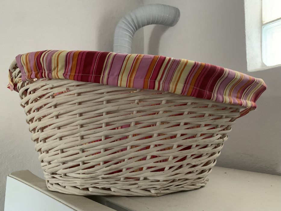 Cesta forrada em muito bom estado