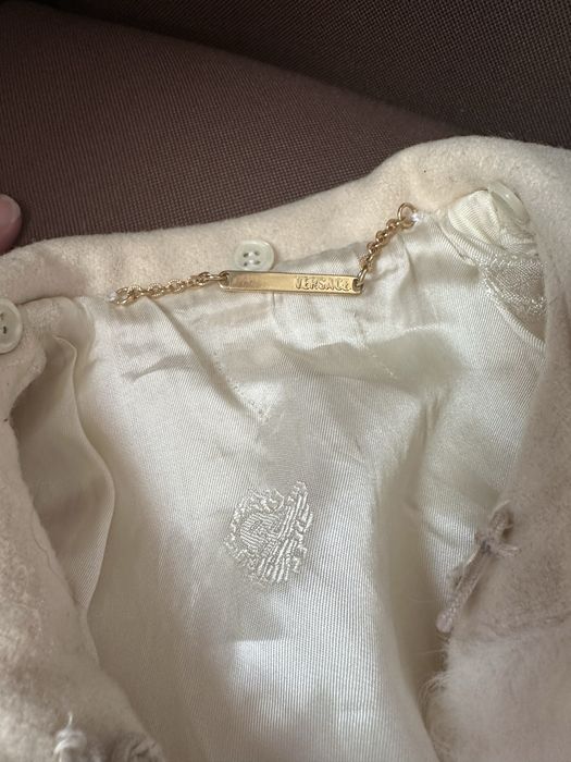 Пальто оздобленно натуральним хутром