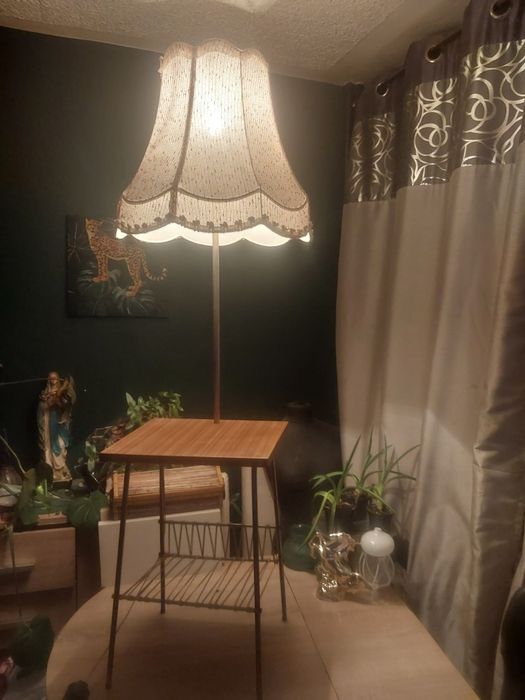 Lampa stojąca że stolikiem i gazetnikiem  PRL