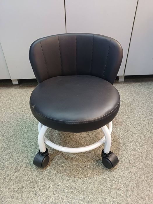 Стул педикюрный  со спинкой черный