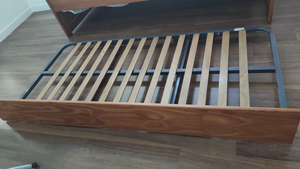 Cama dupla em pinho-mel