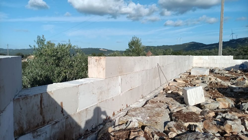 Muros em blocos de pedra rústica