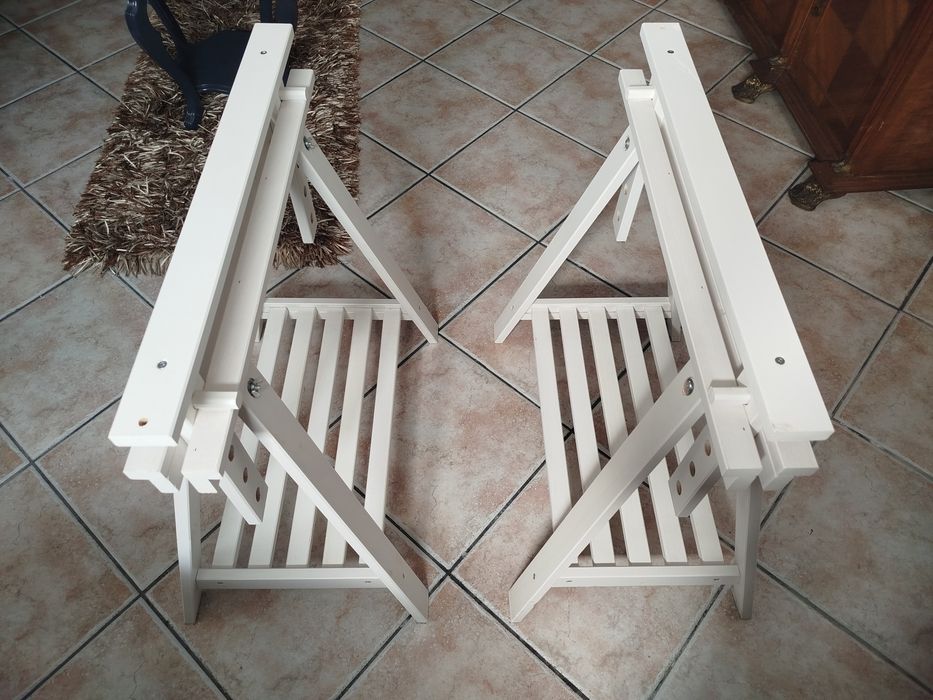 Cavaletes brancos em bom estado