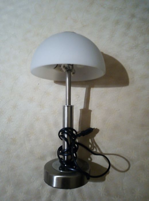 Продам настольную лампу.