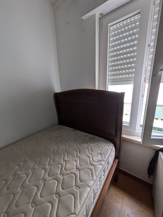 Cama, Mesa de Cabeceira e Secretária em Mogno