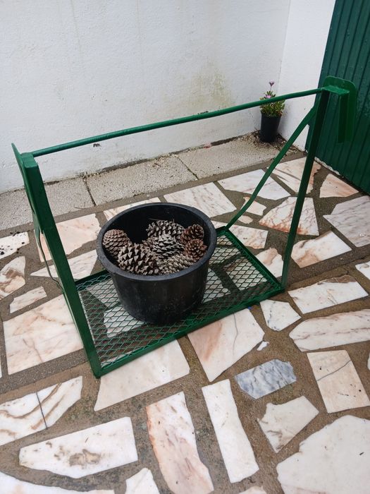 Apoio para carrinha(trator)etc. Da para por cestos caixas(uvas,batatas