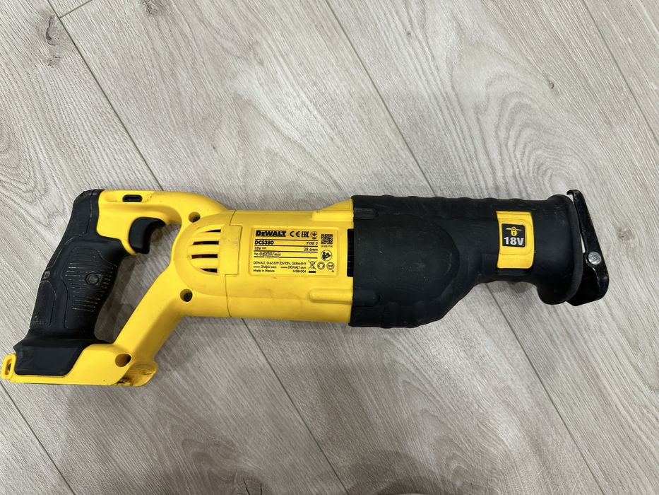 Сабельна пила Dewalt DCS 380