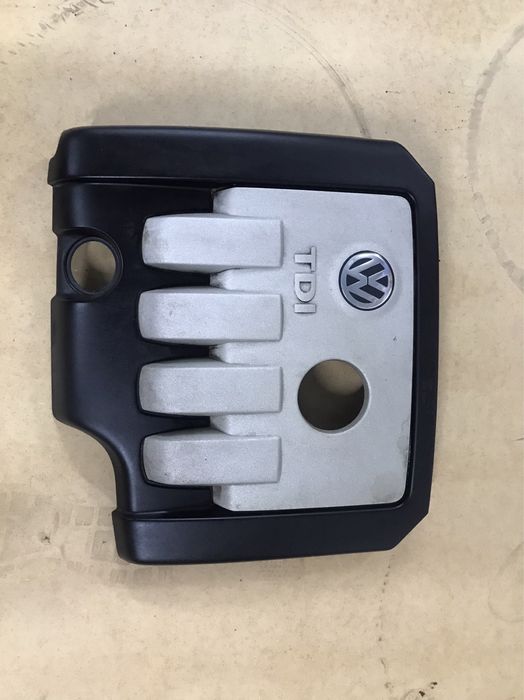 Декоративна кришка на мотор volkswagen 2.0 диз