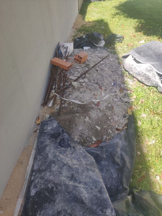 Remoção de entulho entre outros serviços