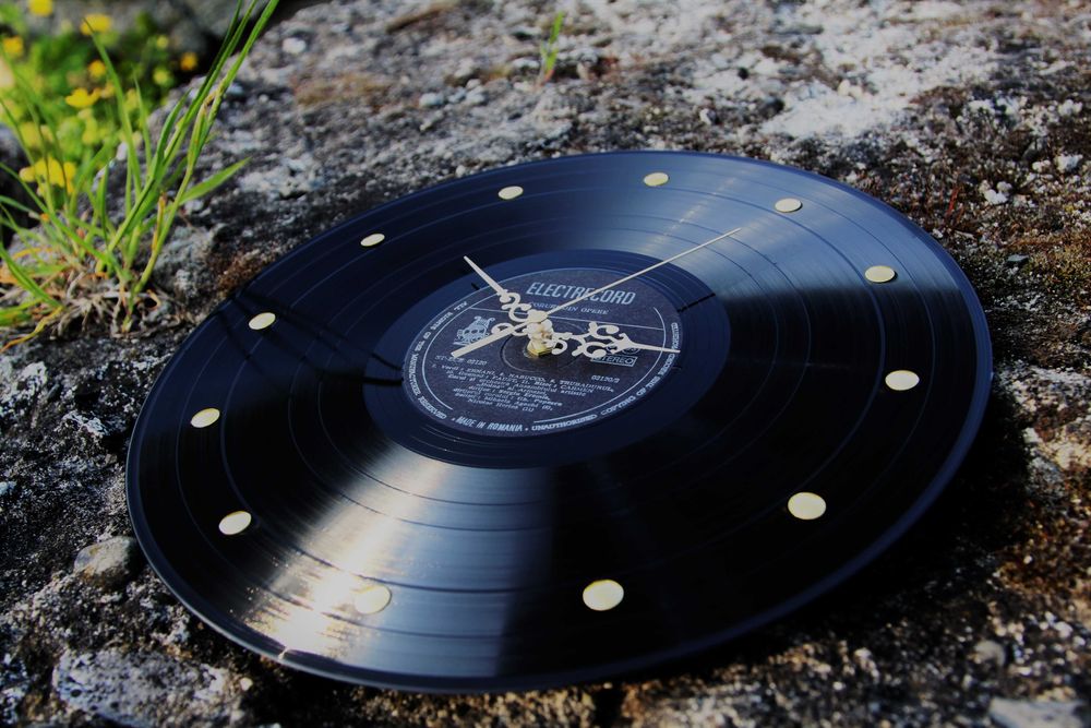 Zegar ścienny płyta winylowa ze złotymi wskazówkami, prawdziwy winyl