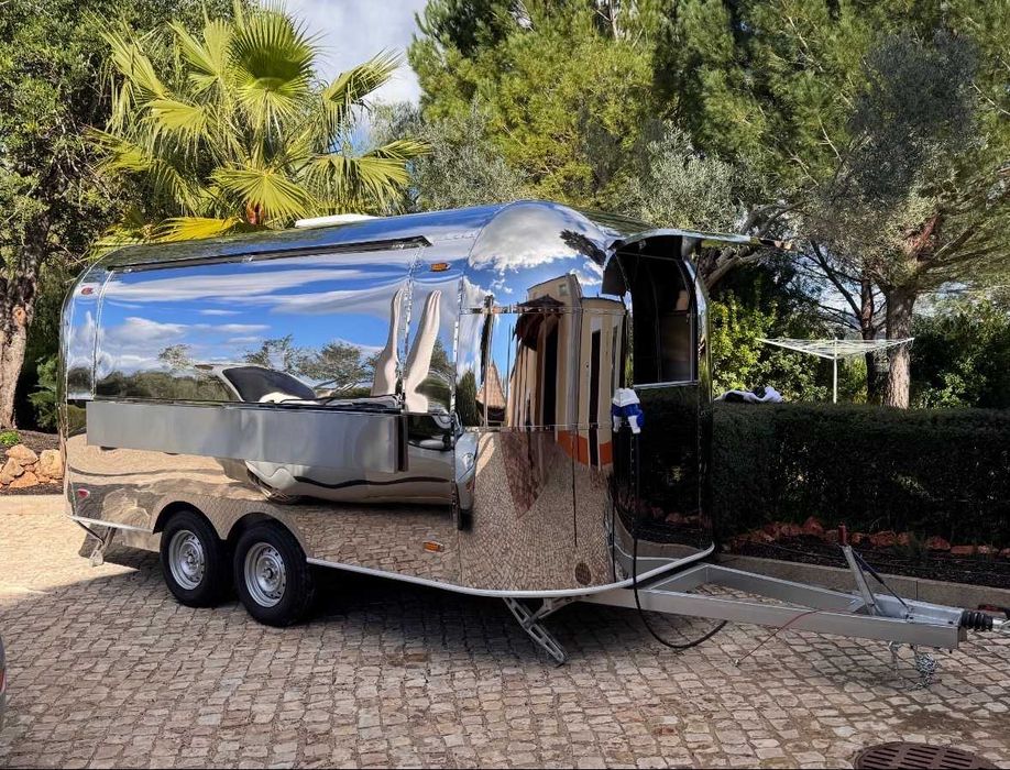 Food Truck Estilo Airstream 5m / Atrelado de Restauração – Totalmente Equipado