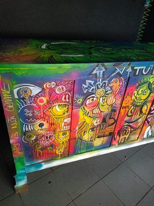 Lada idealna na recepcję, komoda ręcznie malowana w stylu street art