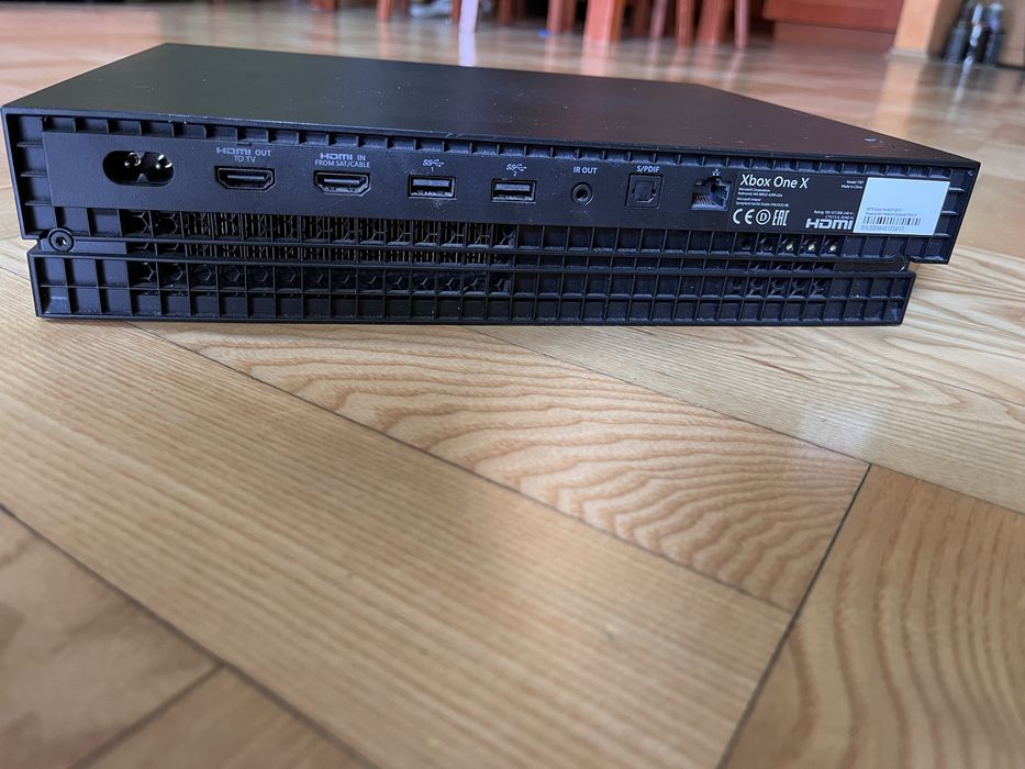 Xbox One X z dwoma padami i grami