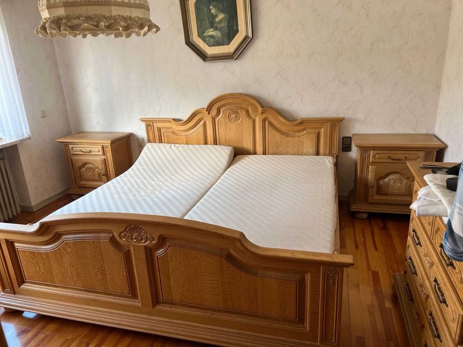 дубова світла спальня