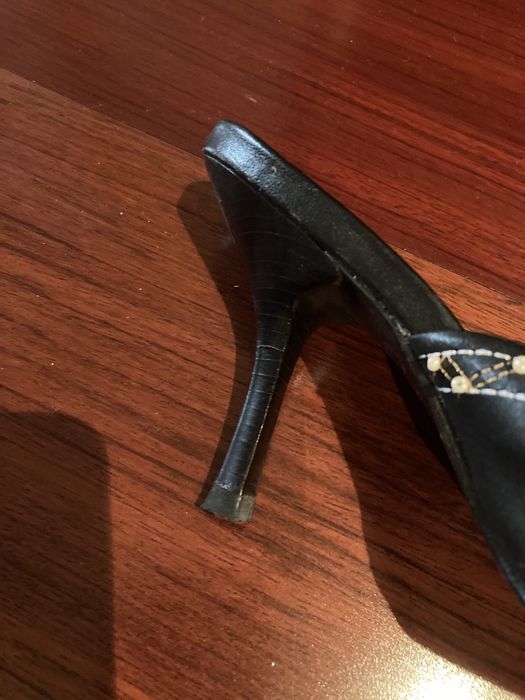 Mules em pele preto como novas.